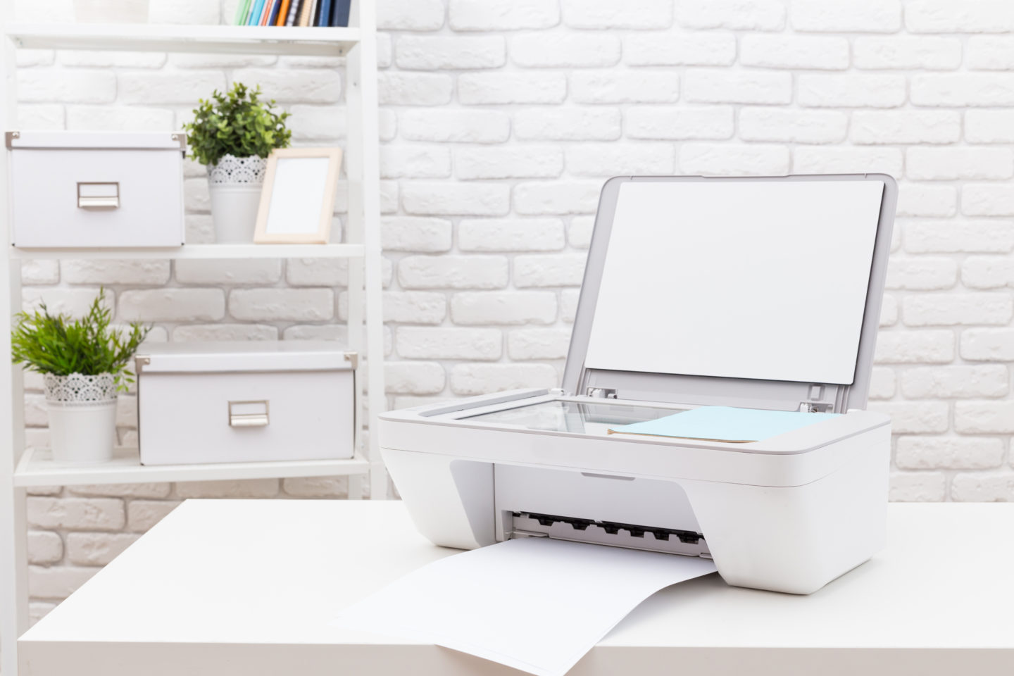 Un bureau avec une imprimante laser
